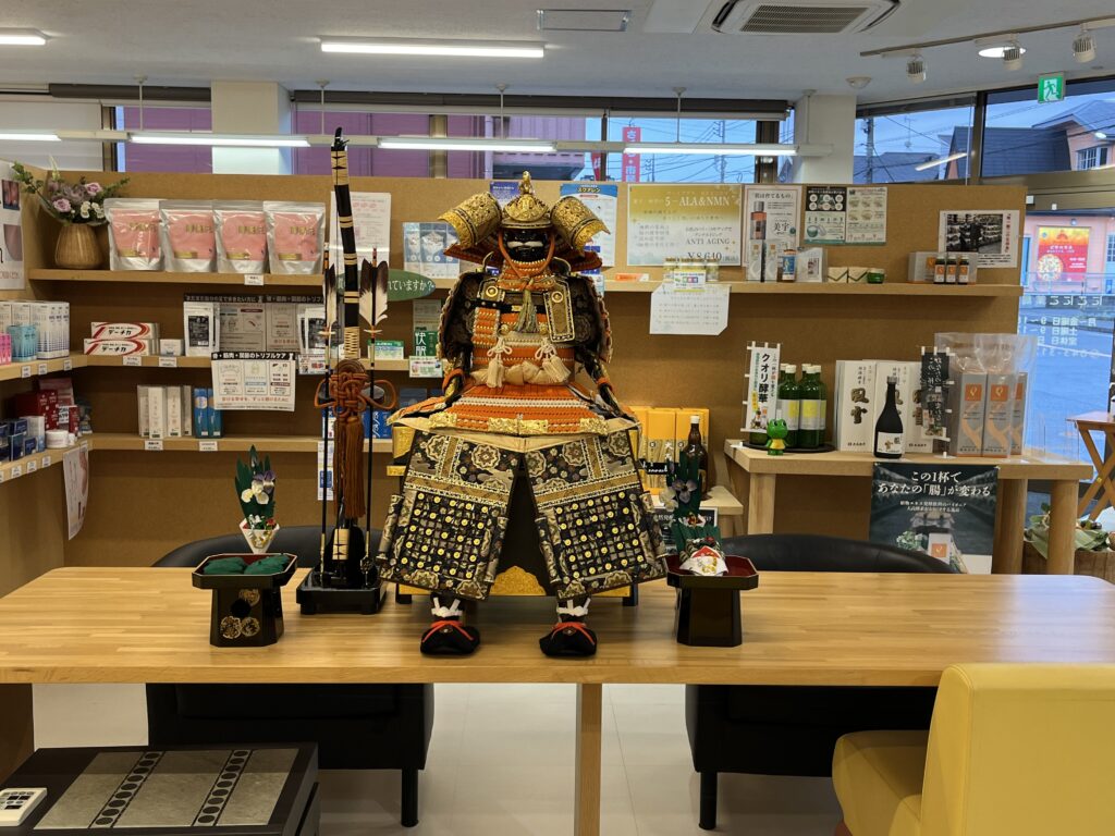 にこにこ薬局店内に飾られた鎧兜。季節のしつらえ