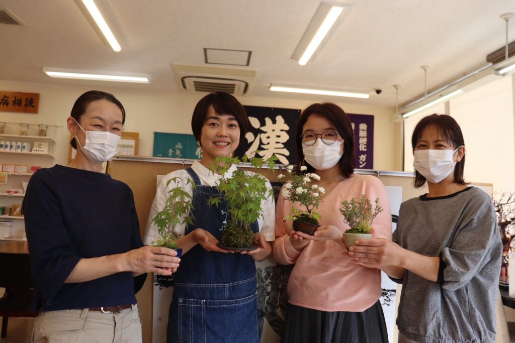 第7回盆栽教室の参加者の皆様と完成作品の集合写真