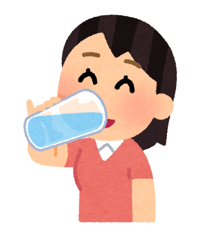 コップで水を飲む女性