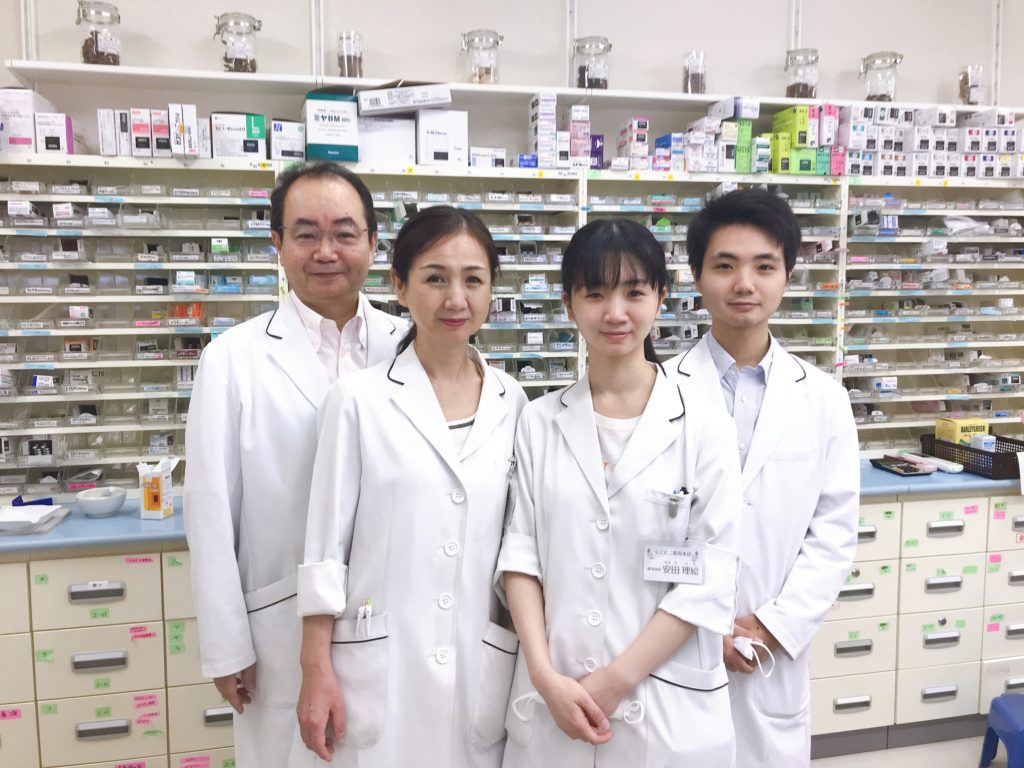 Nhân viên cửa hàng chính Nico Nico Pharmacy